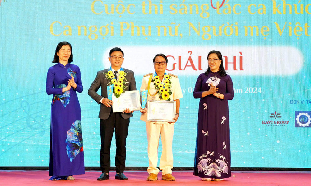 Nhạc sĩ Nguyễn Công Chức (thứ hai từ trái sang) được trao giải Nhì.